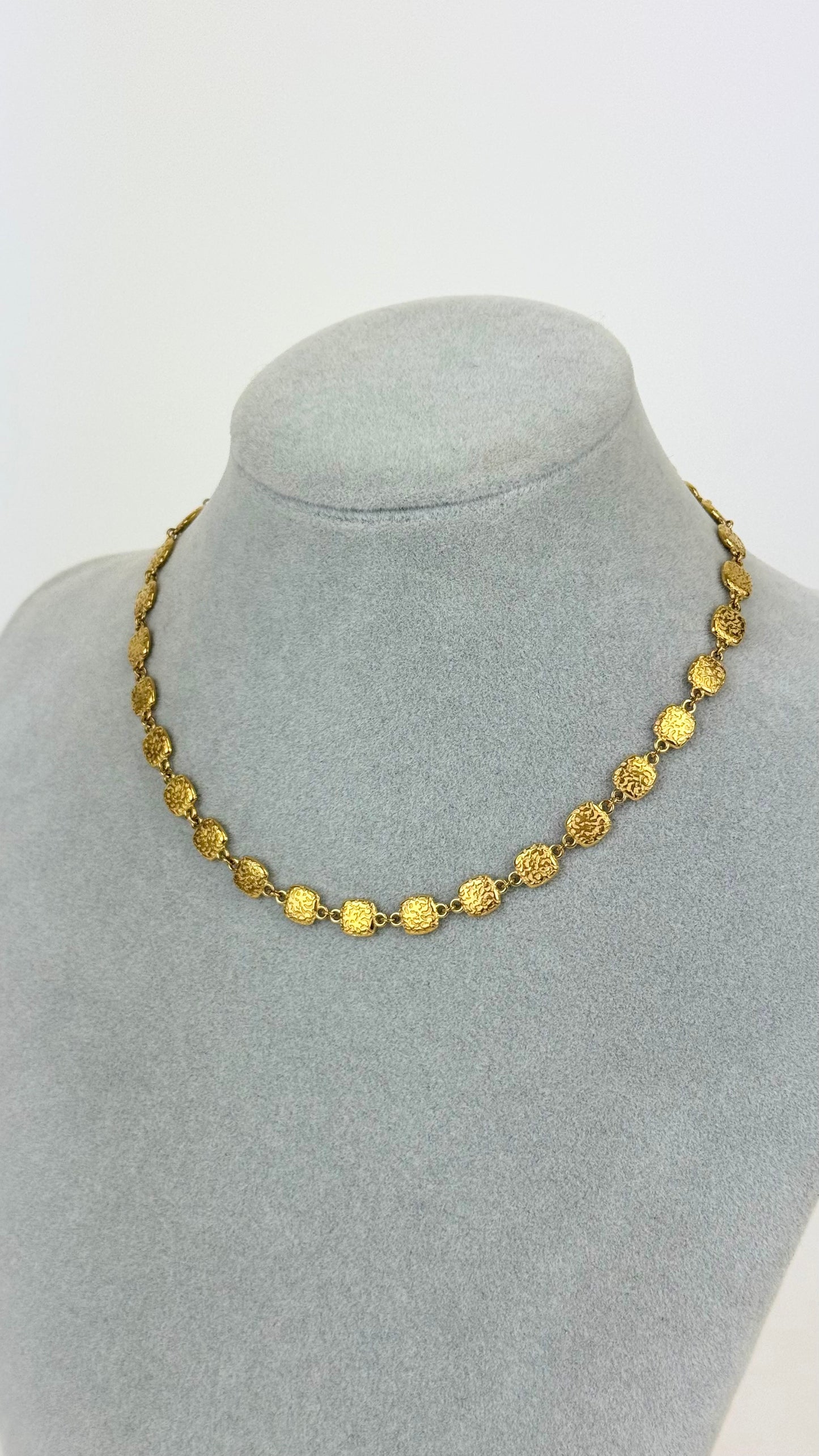 Colar chapinhas douradas