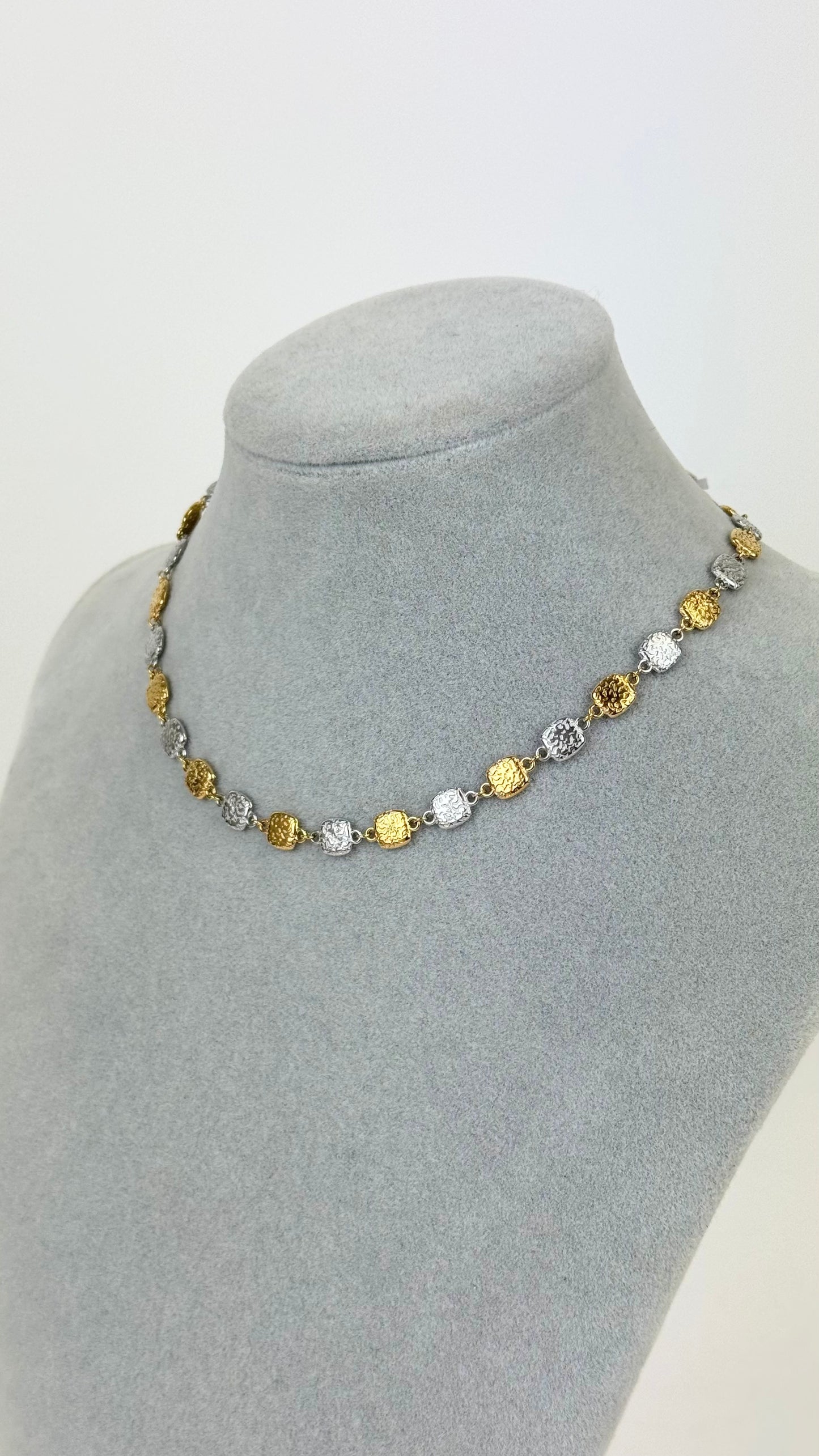 Colar chapinhas douradas e prateadas