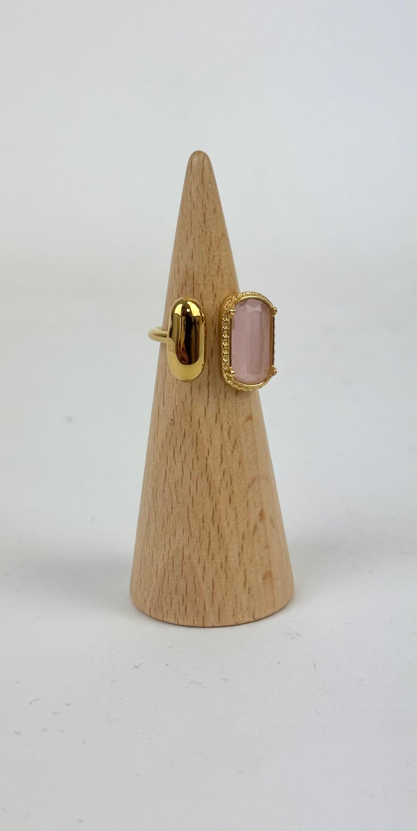 Anel dourado com pedra rosa