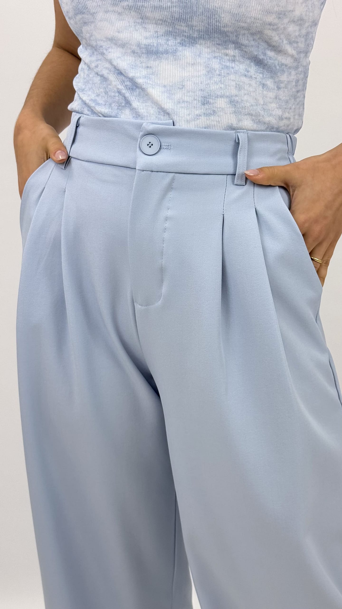 Conjunto colete e calça tom azul-bebé