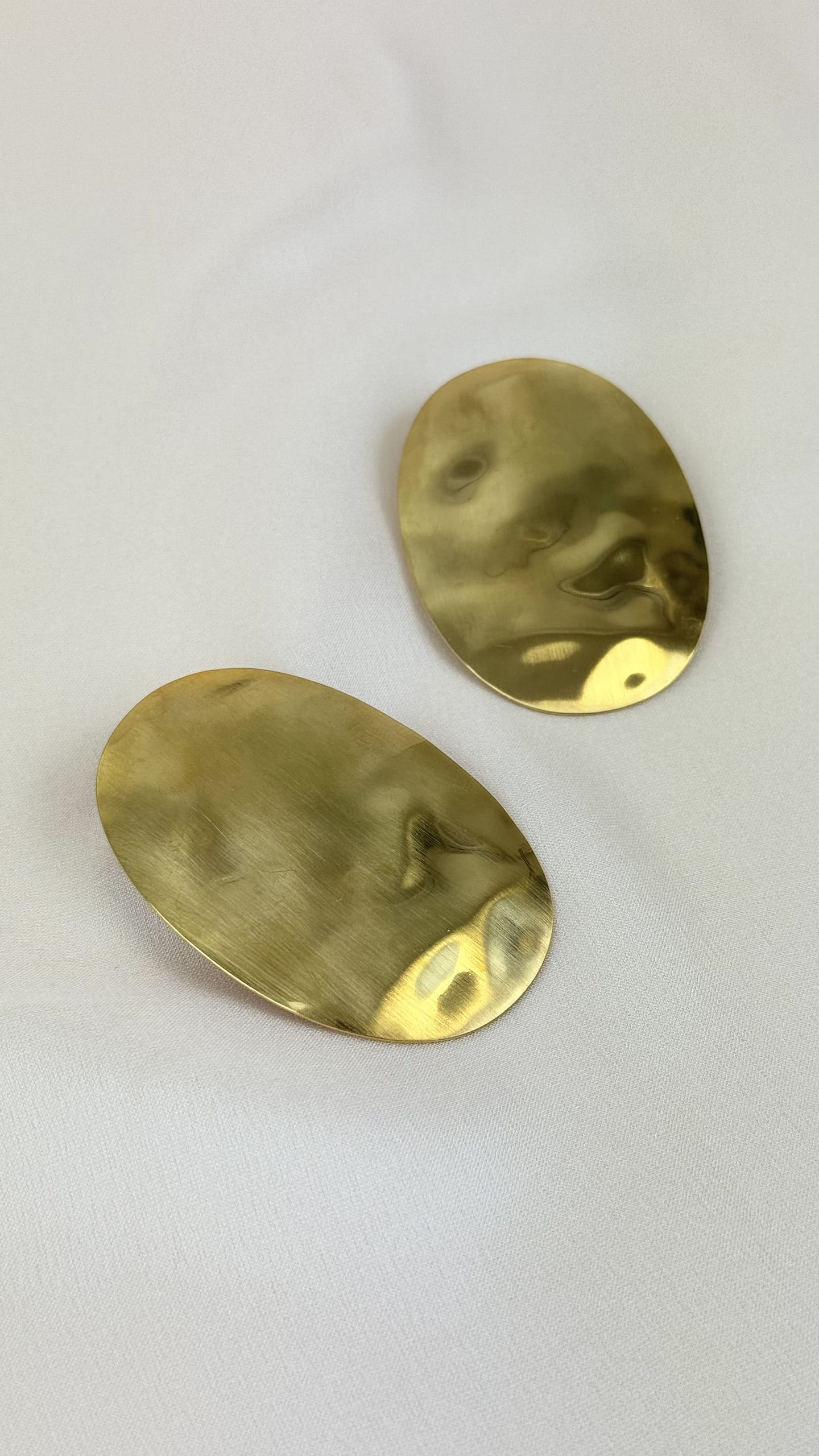 Brincos chapa dourada martelada