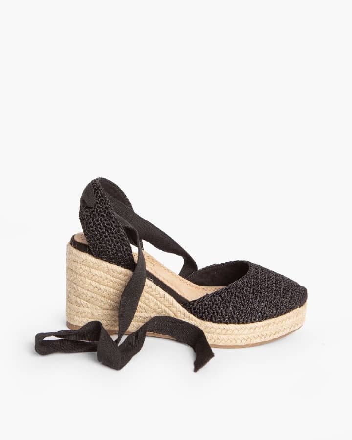 Sandalia de cunha em croché preto