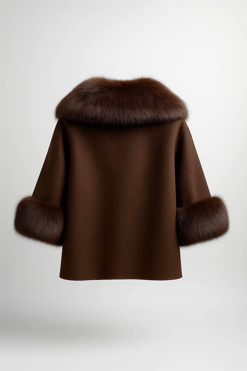 Casaco/capa fazenda com pêlo castanho