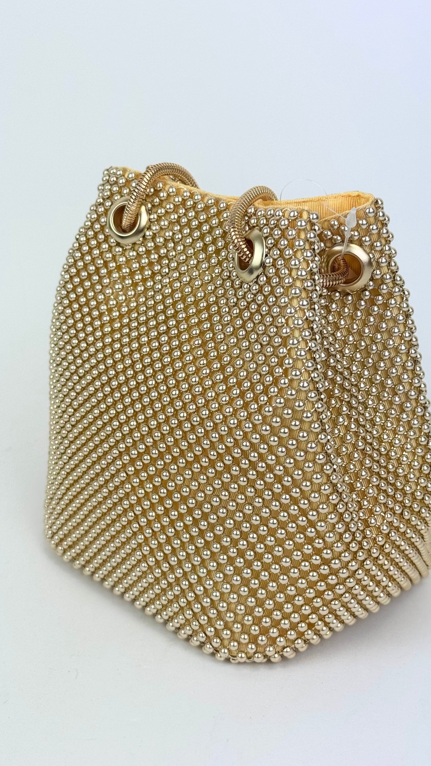 Mala bucket com bolinhas douradas