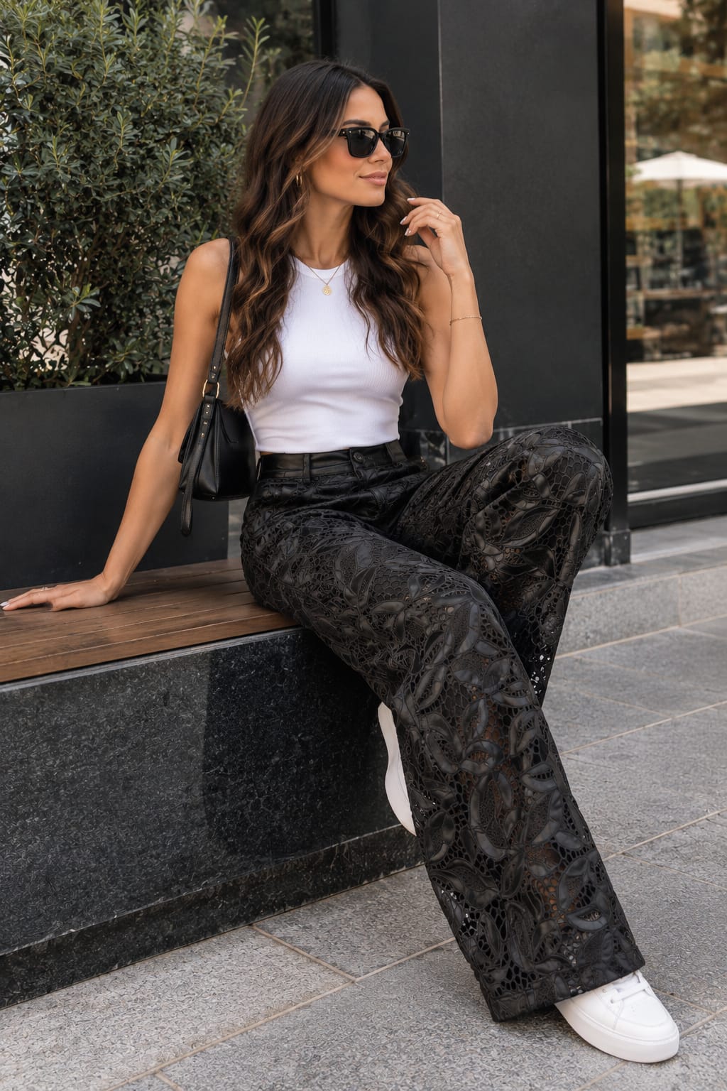 Calça wide leg eco-pele bordada preta