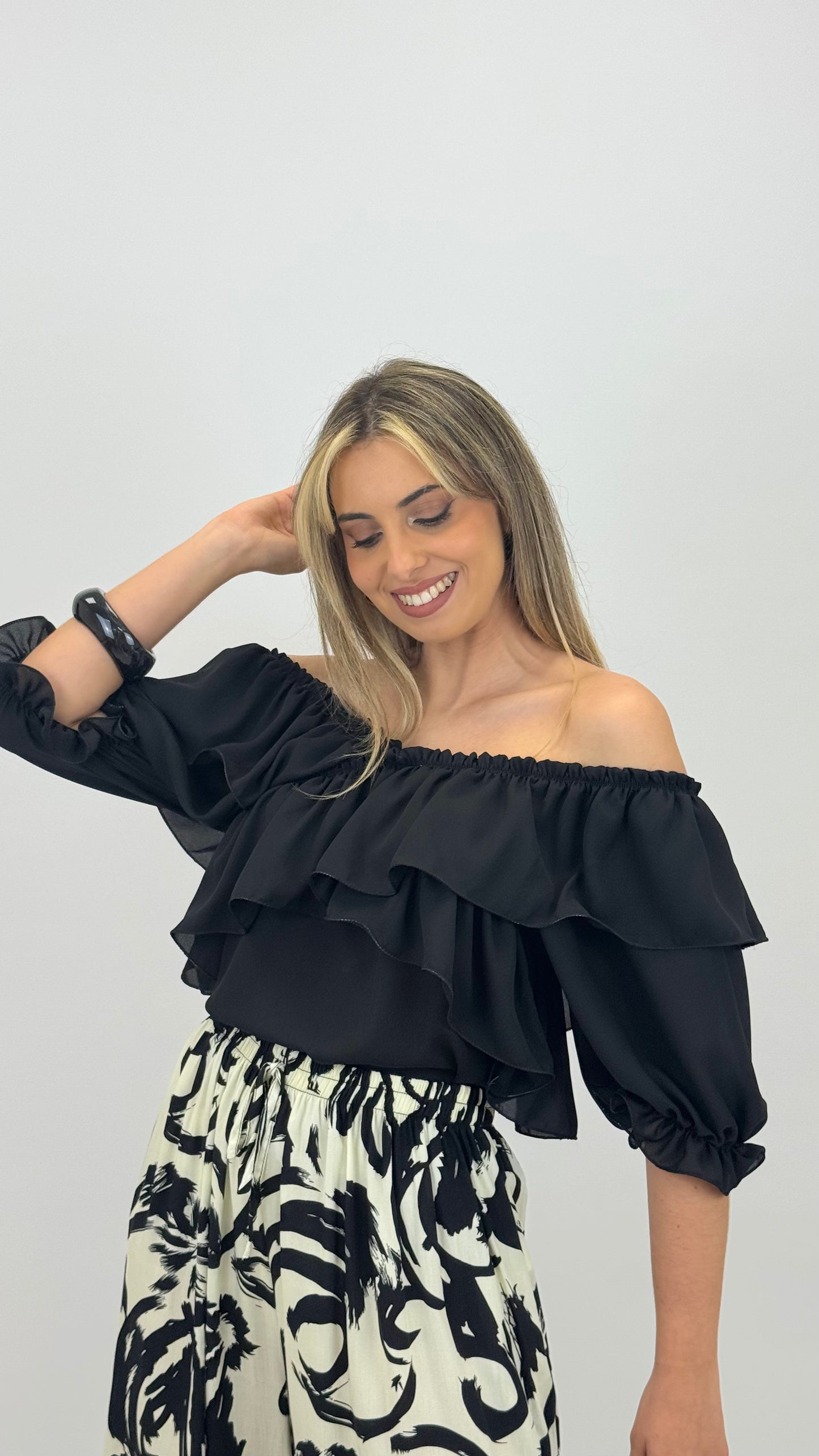 Blusa folhos elástica preto