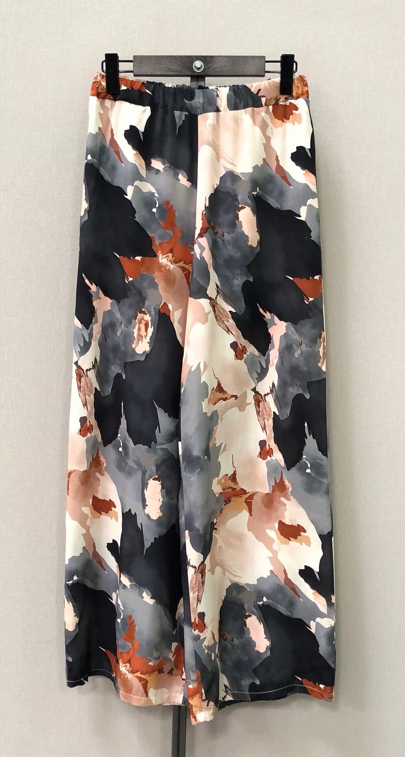 Pantalona estampado abstrato tons preto, cinza e castanho