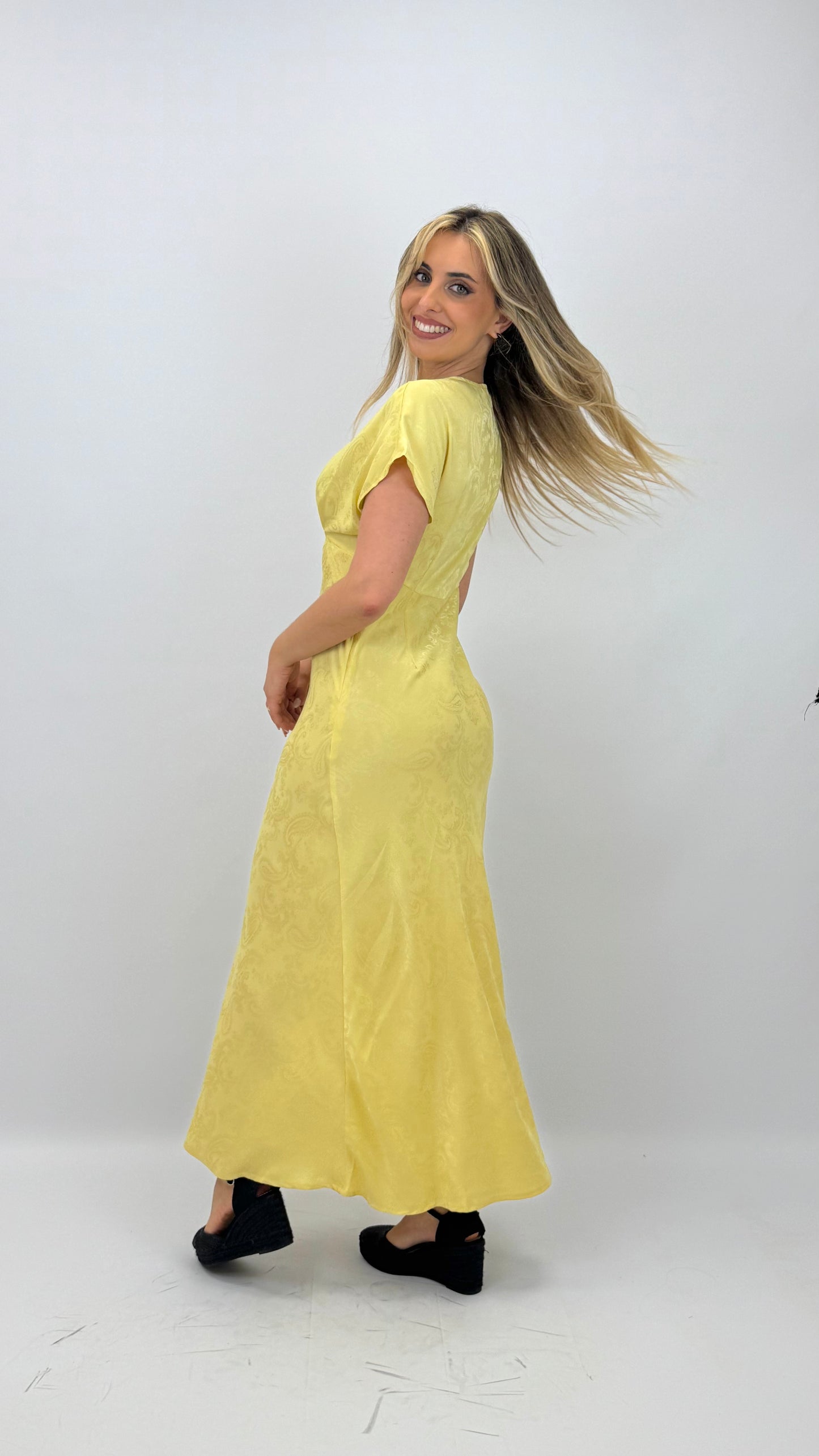 Vestido midi acetinado cornocópias amarelo
