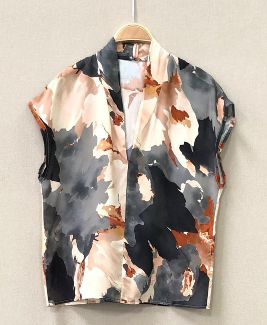 Blusa estampado abstrato tons preto, cinza e castanho