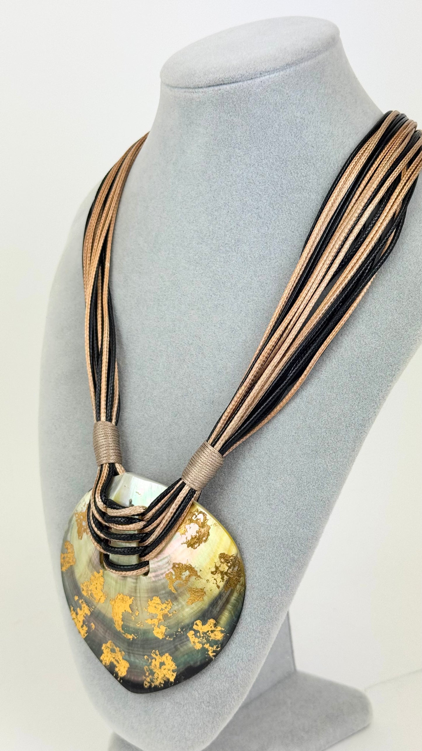 Colar artesanal tons preto e dourado com concha