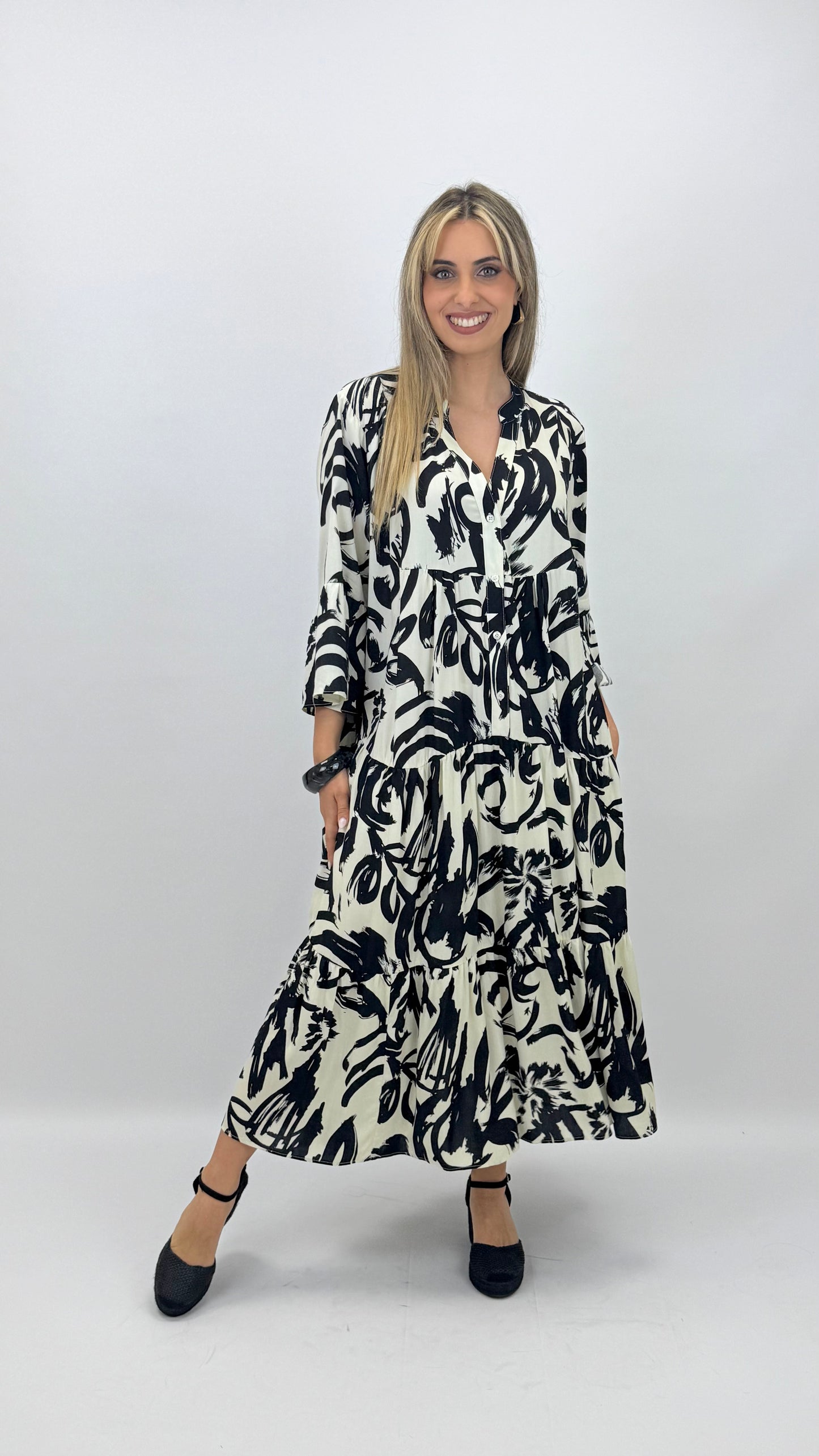 Vestido estampado abstrato tons preto e branco