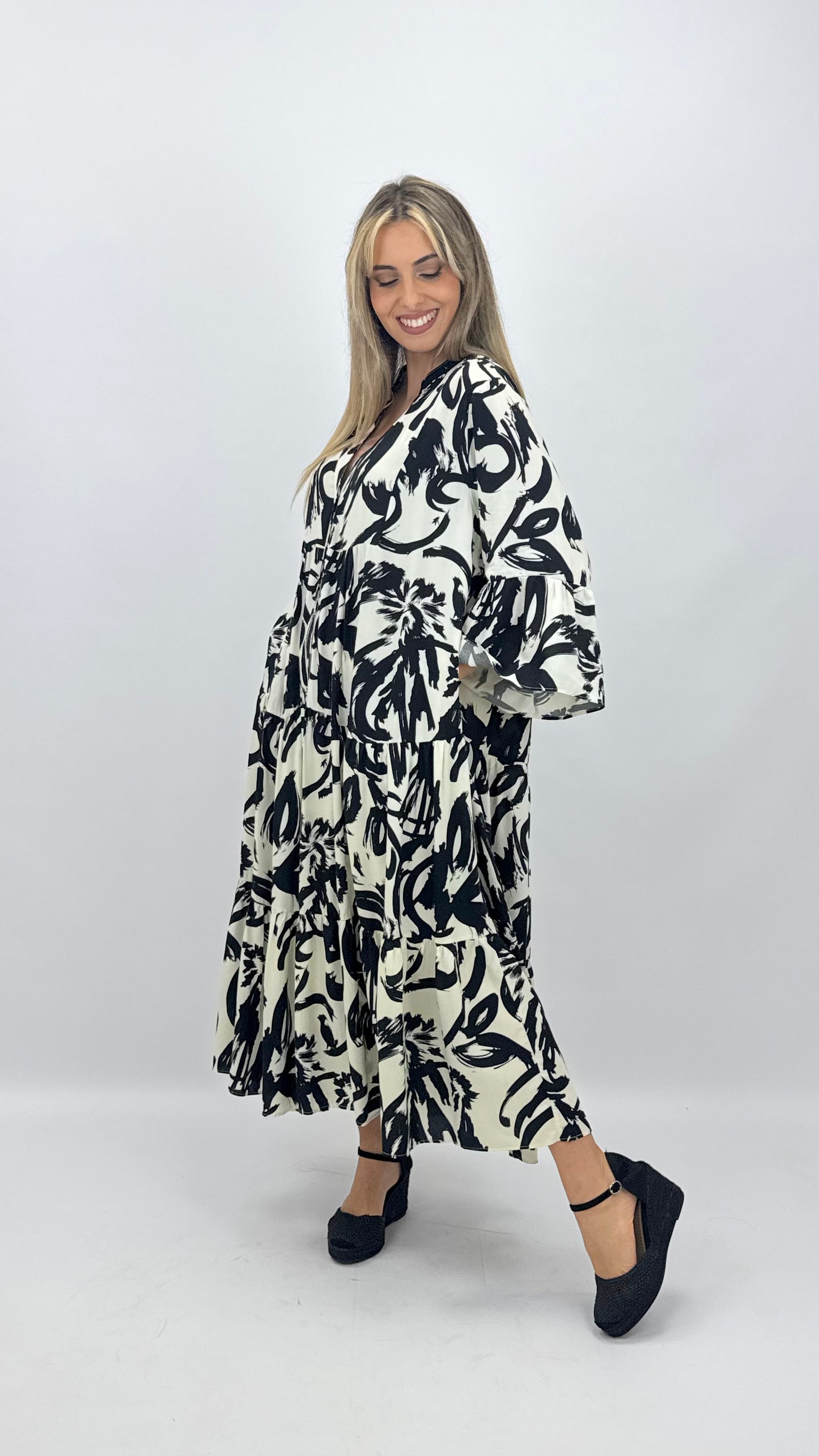 Vestido estampado abstrato tons preto e branco