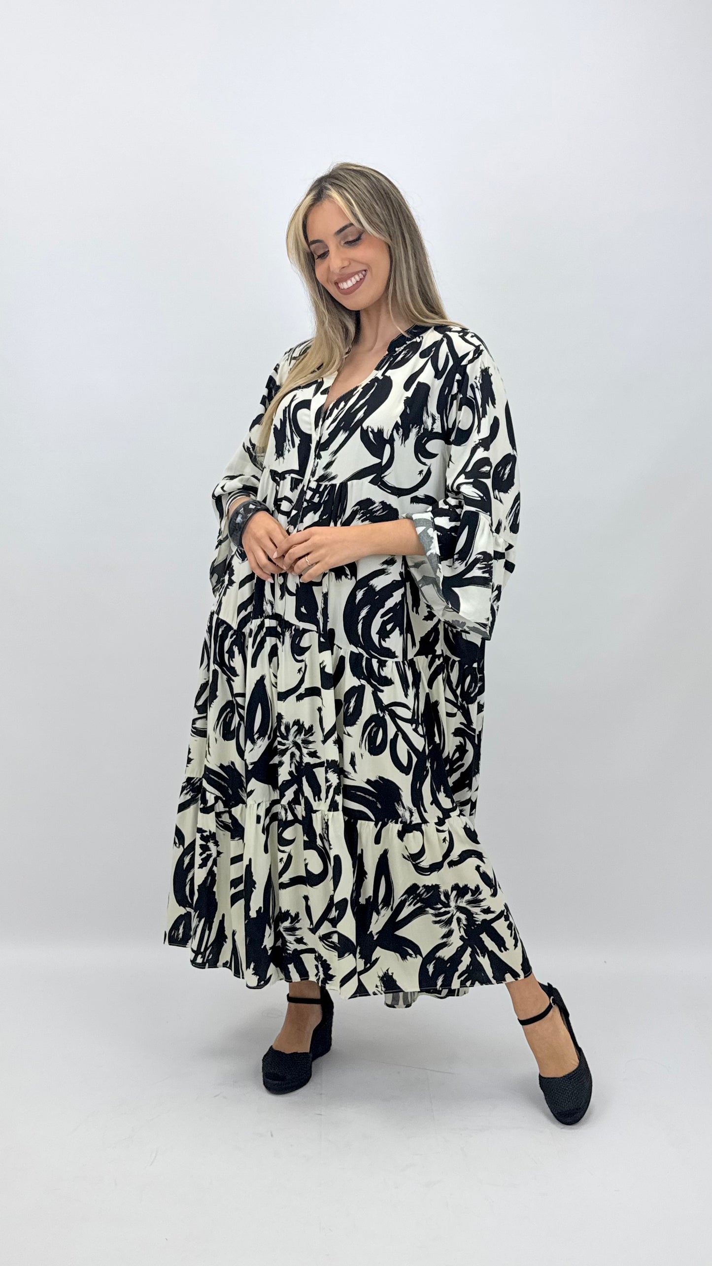 Vestido estampado abstrato tons preto e branco