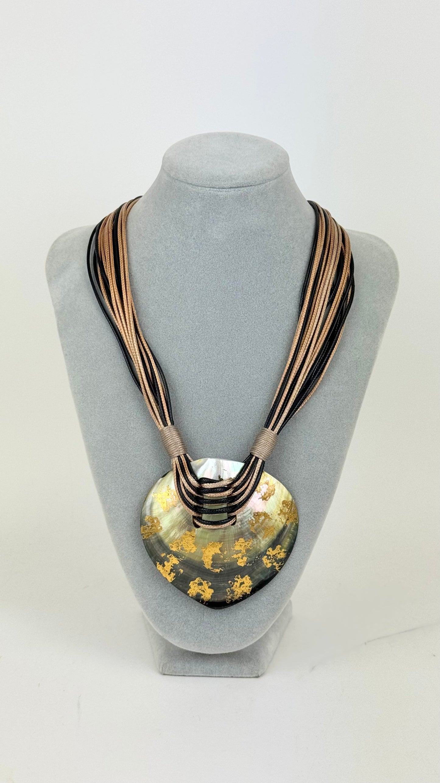 Colar artesanal tons preto e dourado com concha