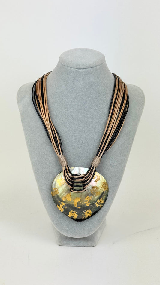 Colar artesanal tons preto e dourado com concha