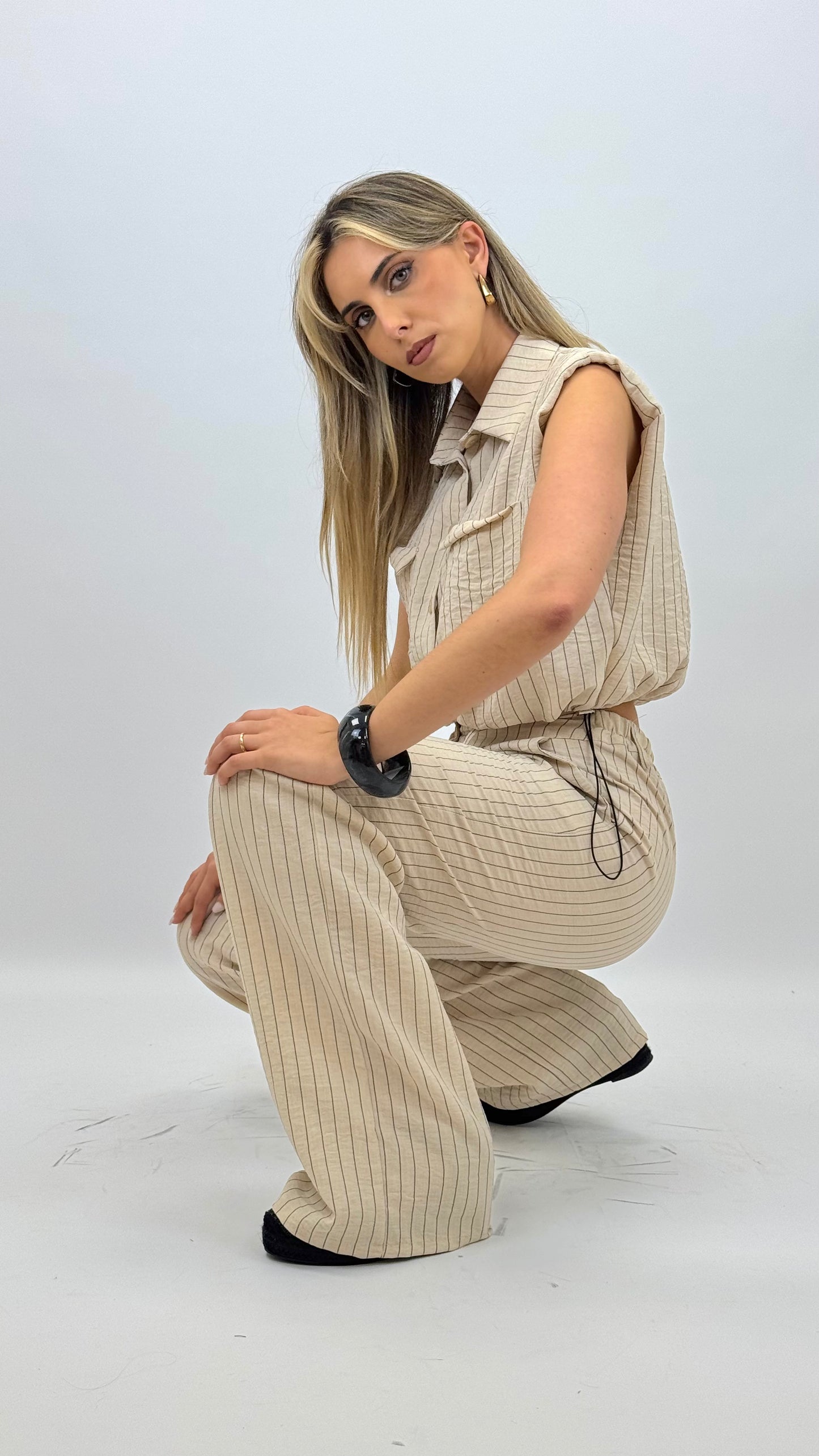 Conjunto top e calça bege com risca fina preta