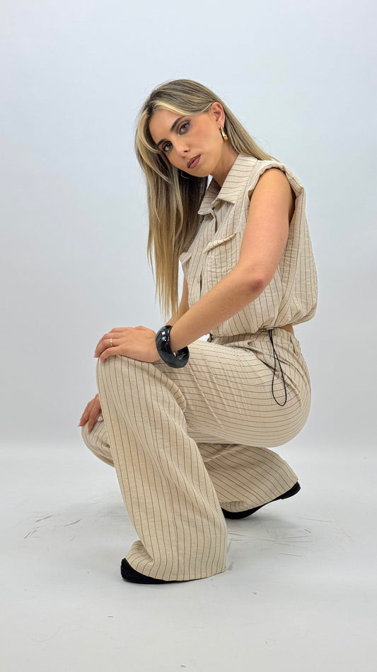 Conjunto top e calça bege com risca fina preta
