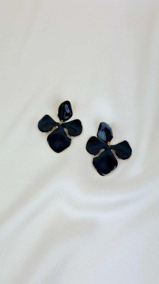 Brincos aço flor assimétricas preto