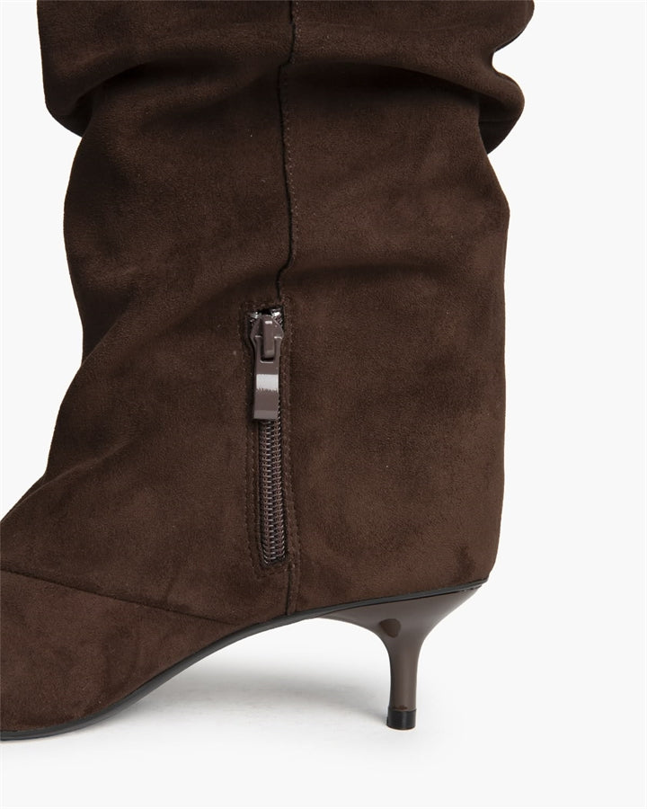 Bota cano alto efeito franzido estilo camurça castanho