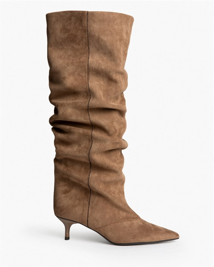 Bota cano alto efeito franzido estilo camurça camel