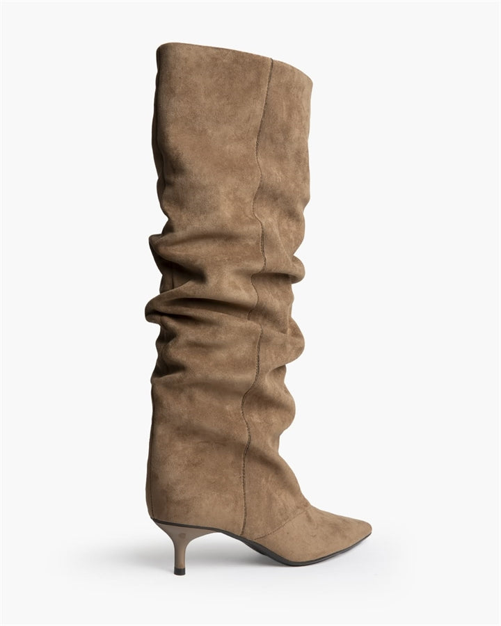 Bota cano alto efeito franzido estilo camurça camel
