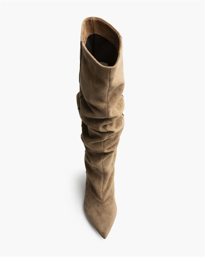 Bota cano alto efeito franzido estilo camurça camel