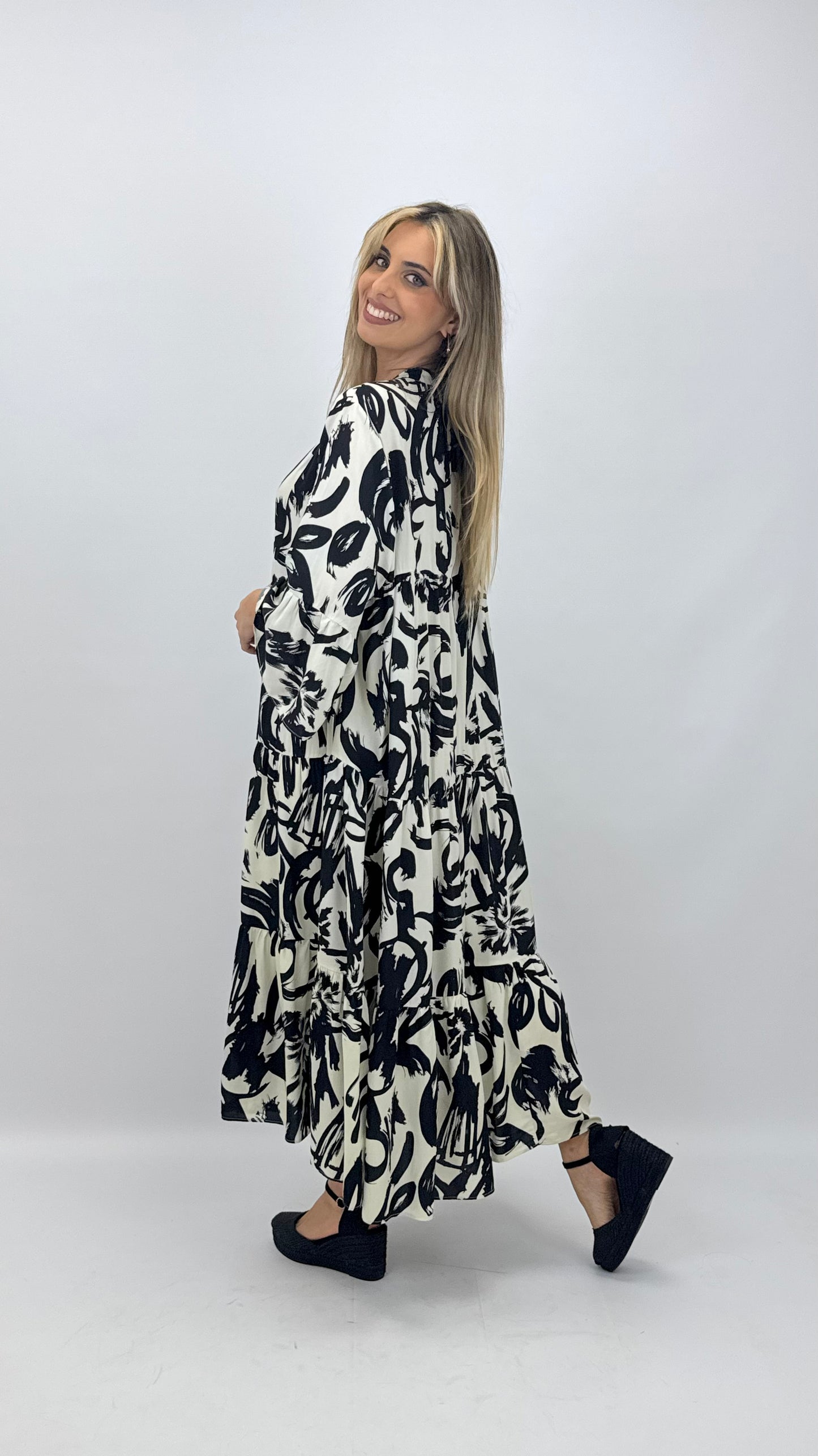 Vestido estampado abstrato tons preto e branco
