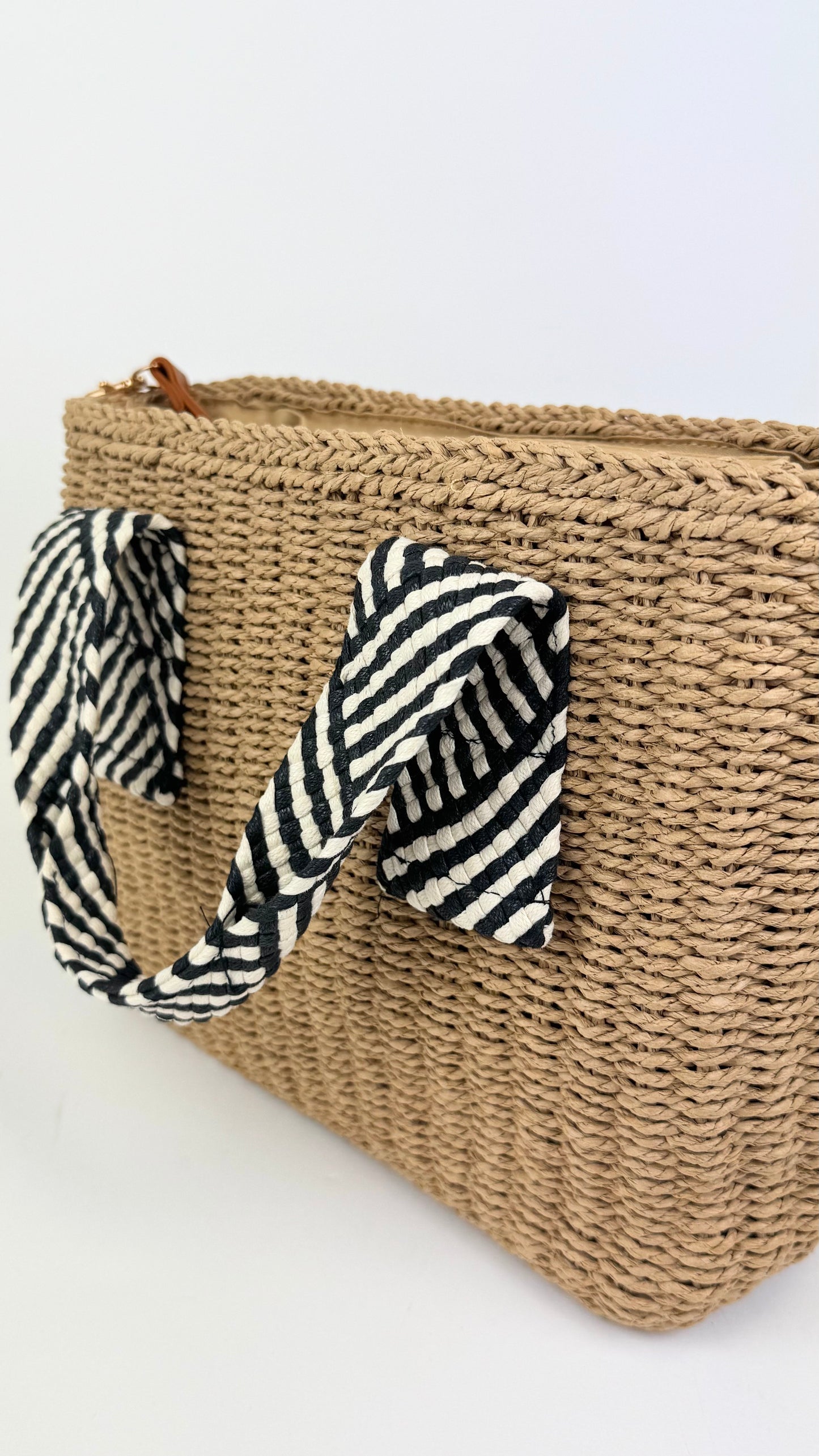 Mala palhinha com alças preto e branco