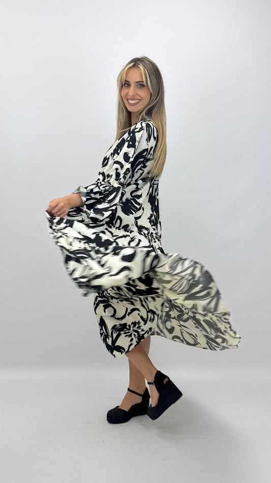 Vestido estampado abstrato tons preto e branco