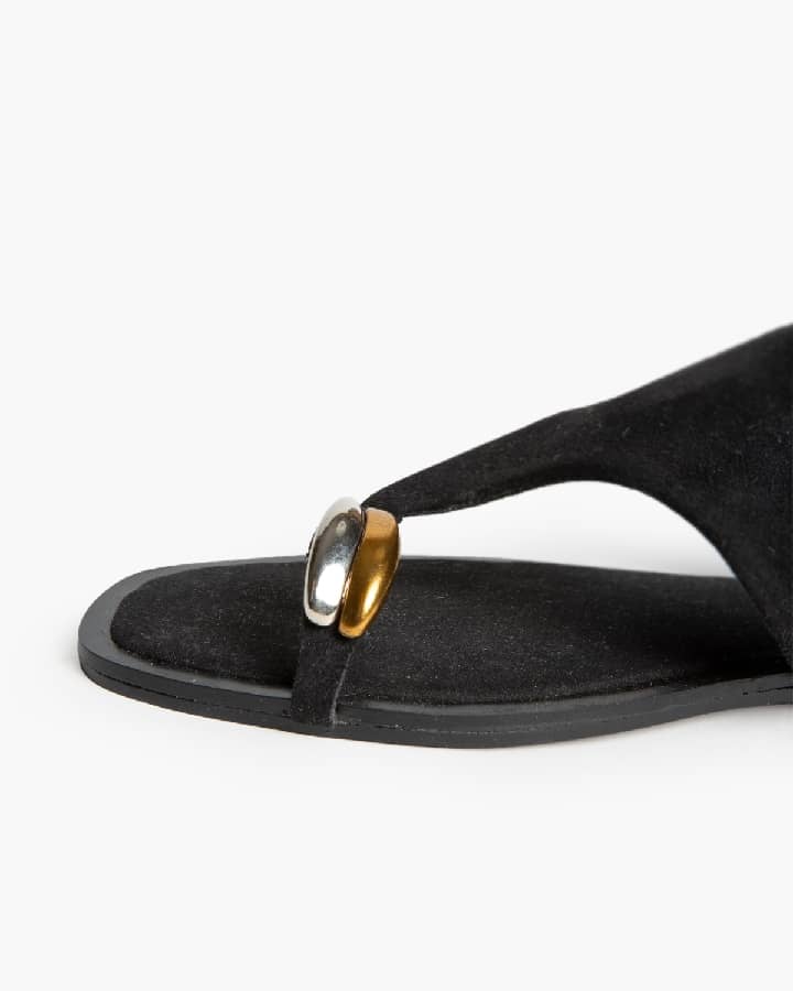 Chinelo estilo camurça com aplicação metalizada Preto