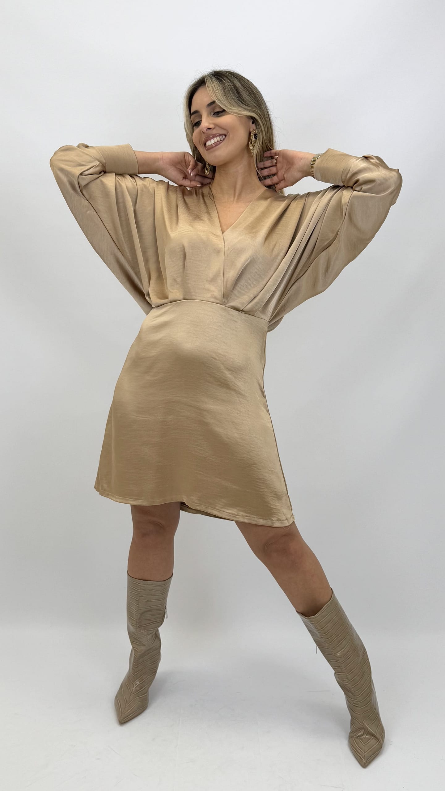 Vestido curto acetinado bege-dourado