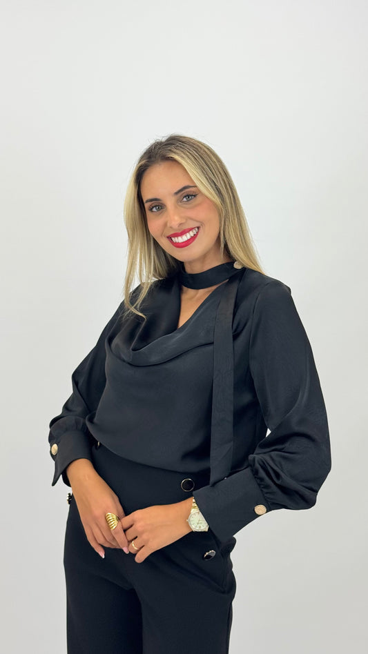 Blusa acetinada preta detalhe decote