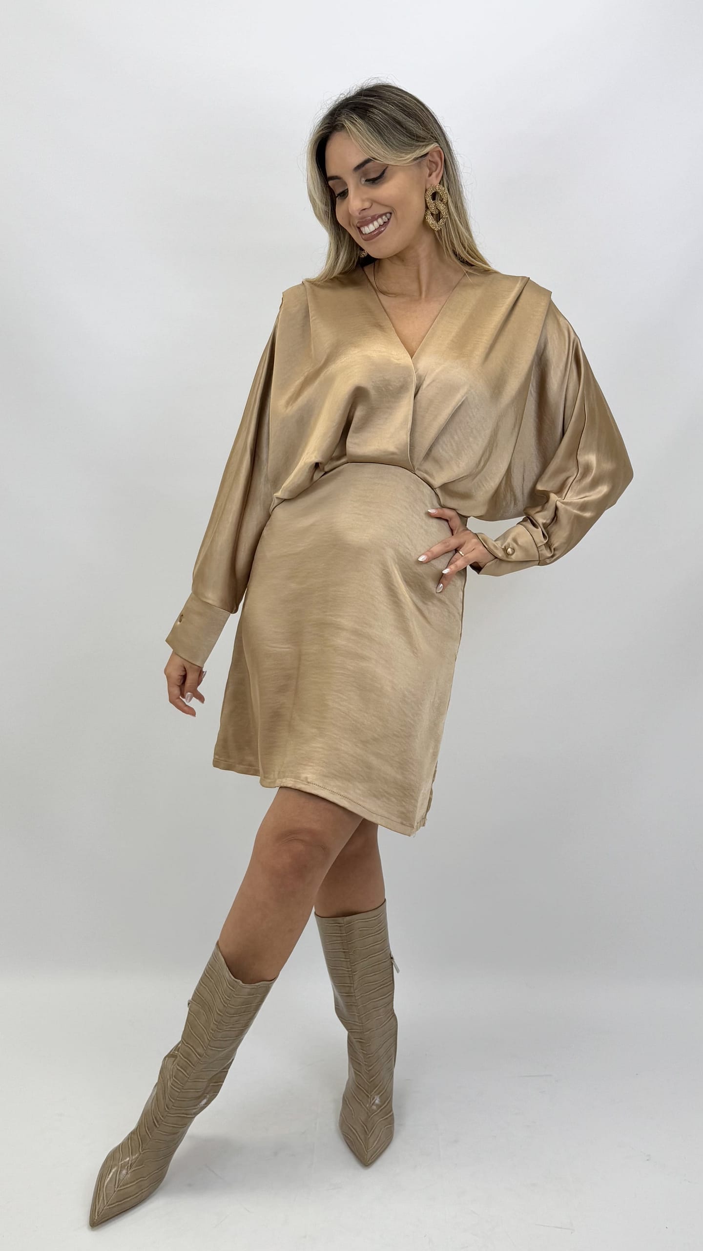 Vestido curto acetinado bege-dourado
