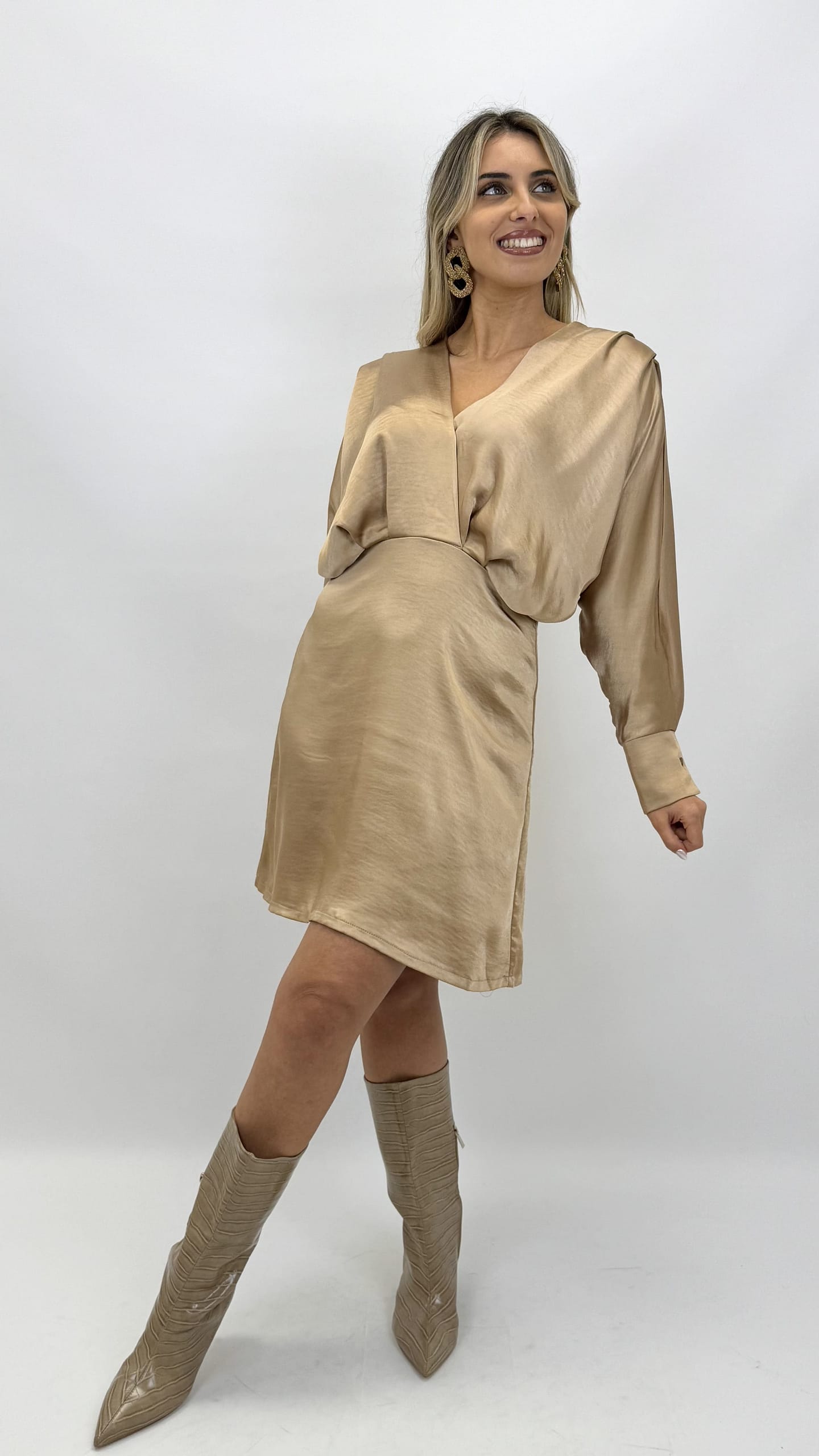 Vestido curto acetinado bege-dourado