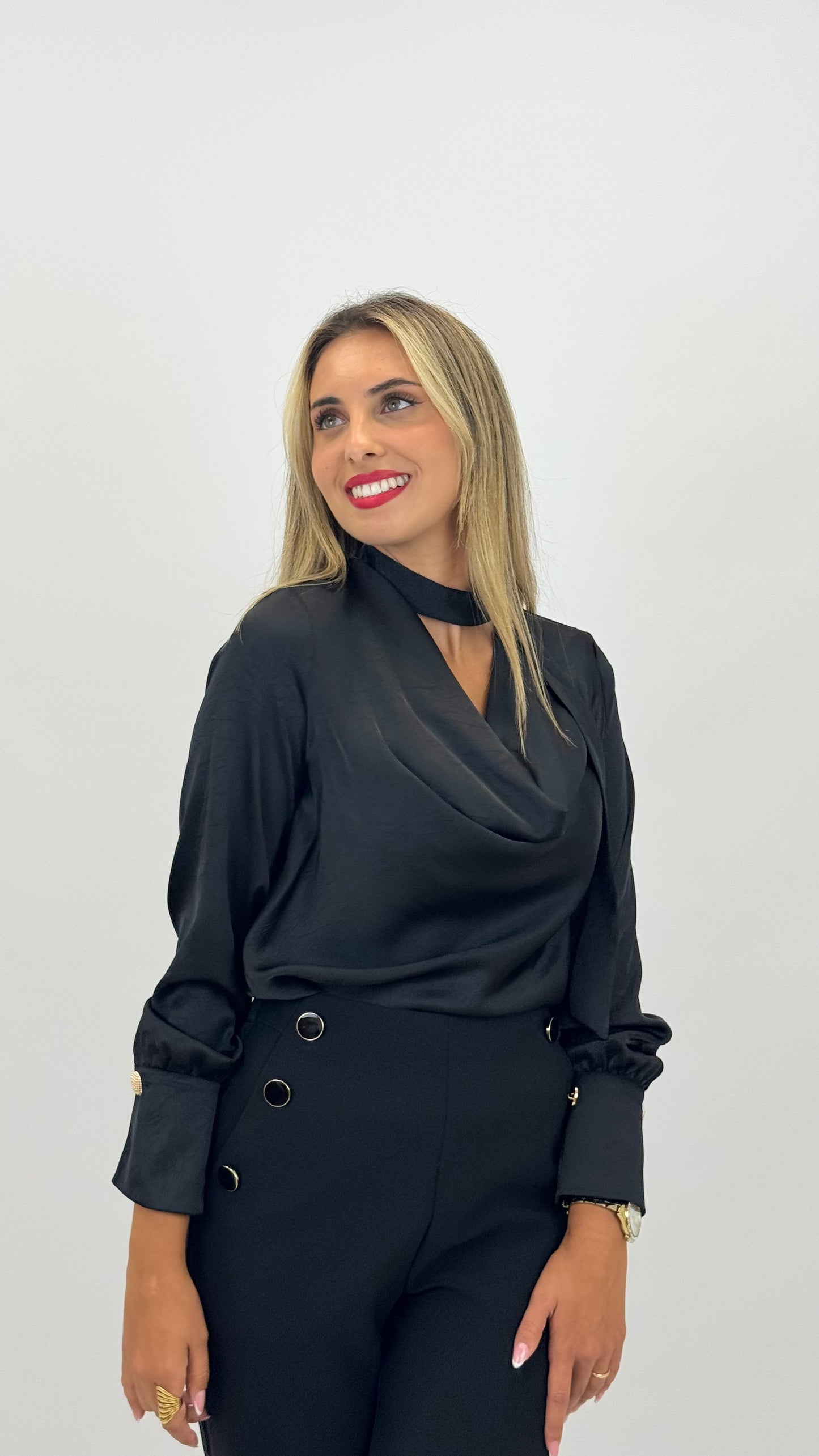 Blusa acetinada preta detalhe decote