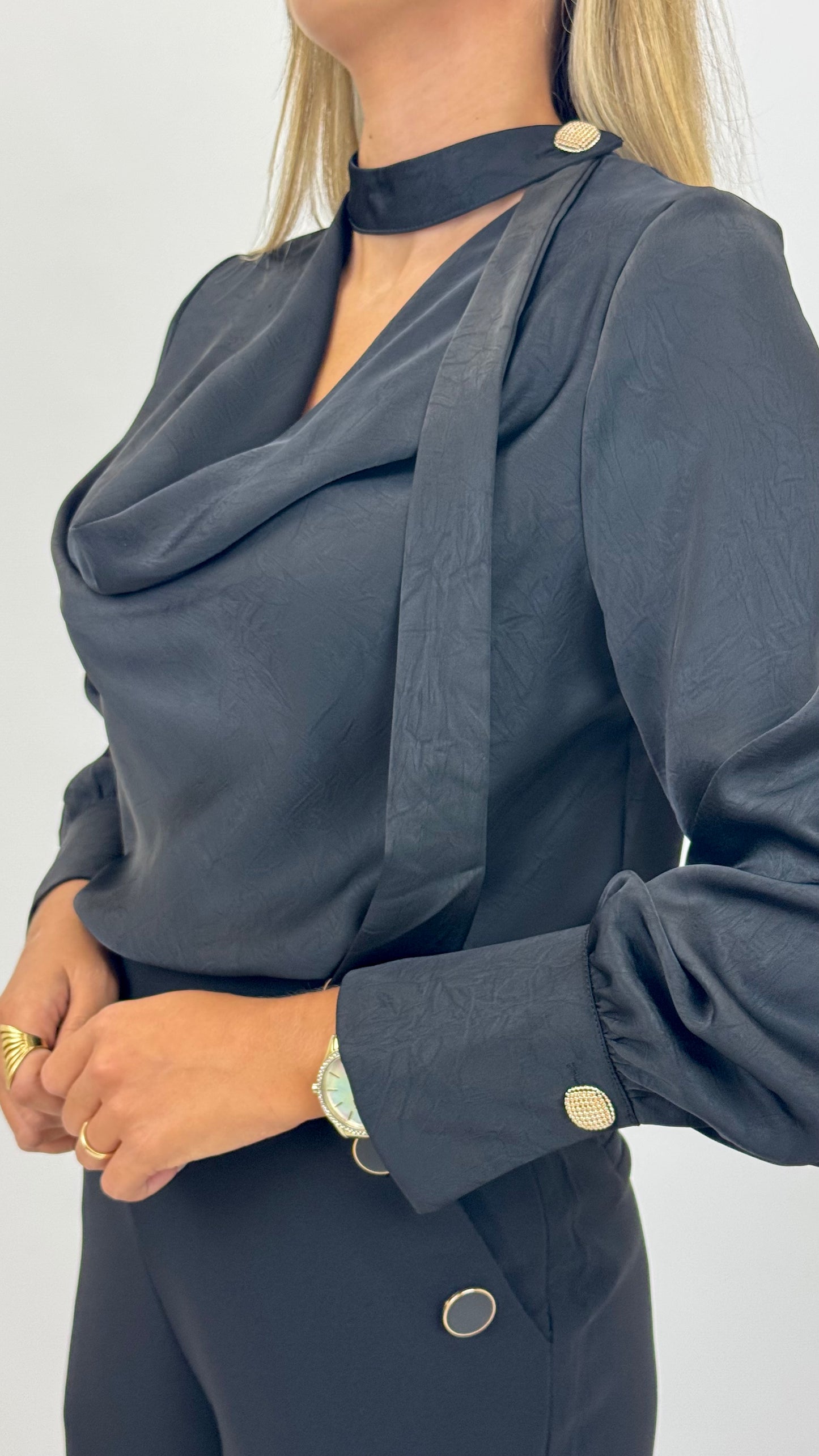 Blusa acetinada preta detalhe decote