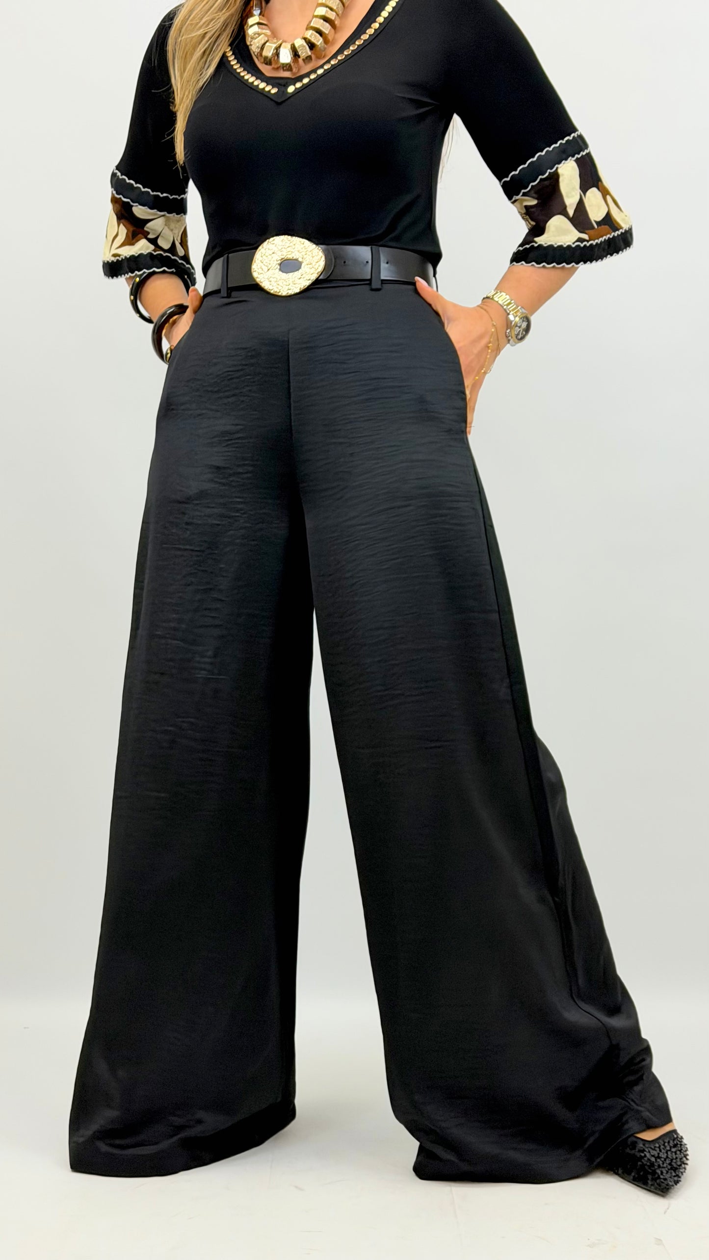 Pantalona tecido macio acetinado com cinto preto