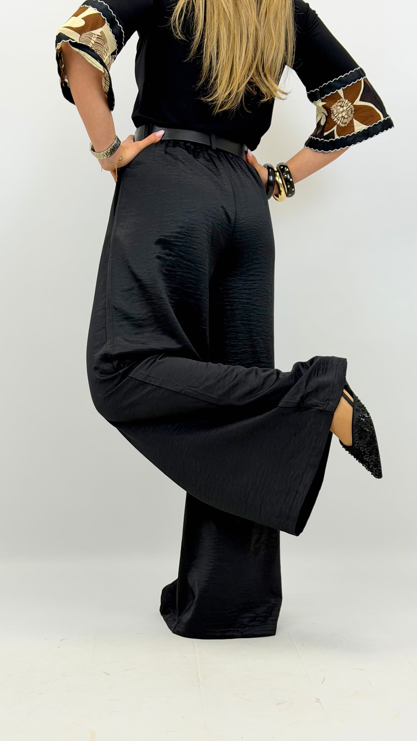 Pantalona tecido macio acetinado com cinto preto