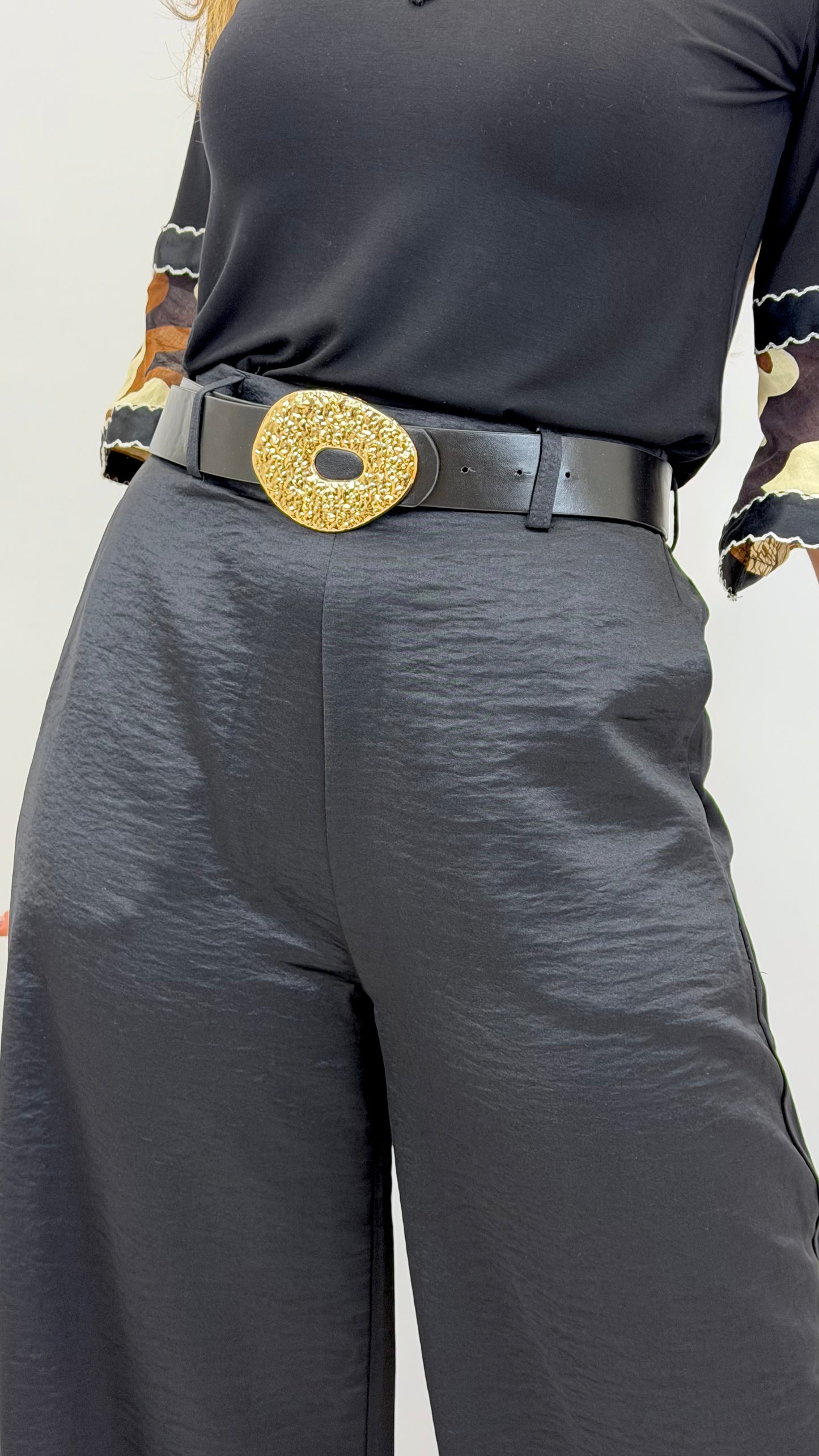 Pantalona tecido macio acetinado com cinto preto