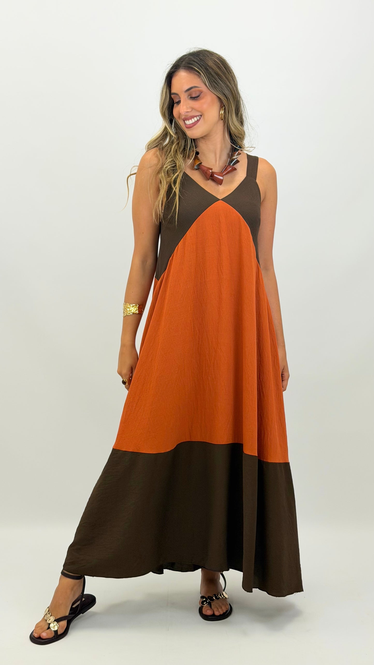 Vestido tons castanho e telha