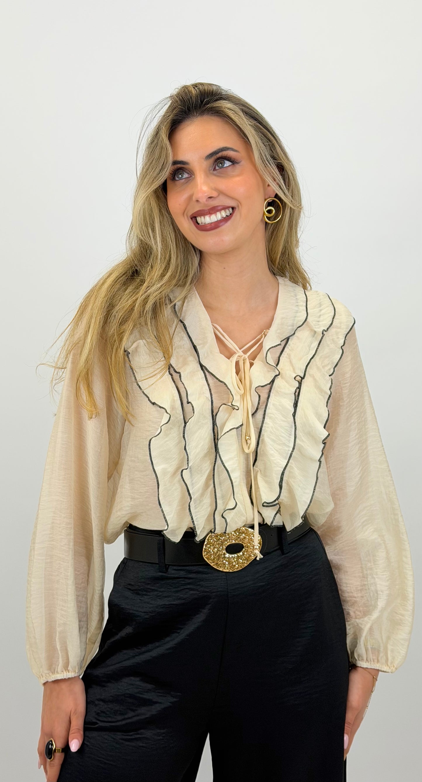 Blusa bege com folho no peito debruado preto