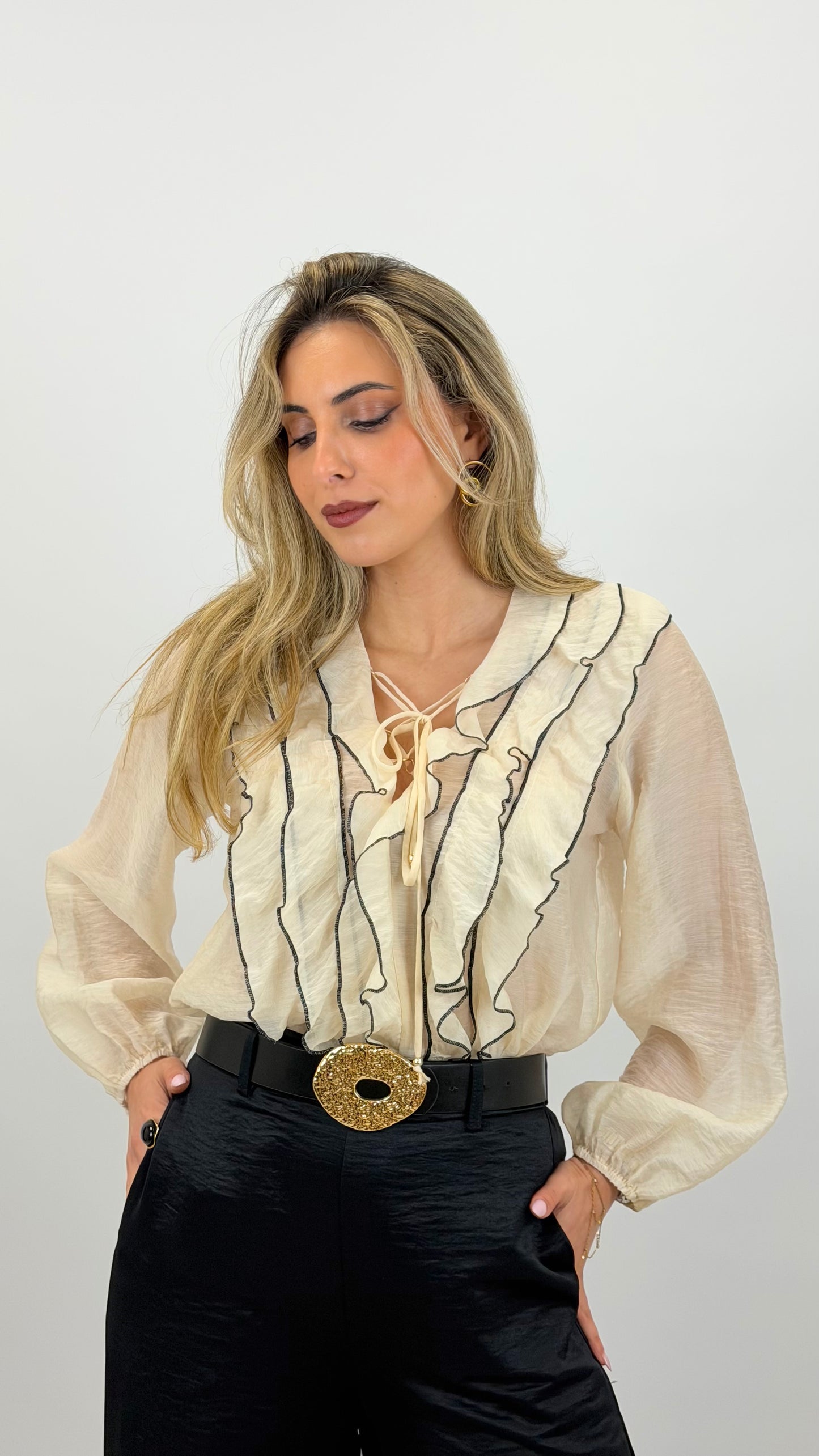 Blusa bege com folho no peito debruado preto