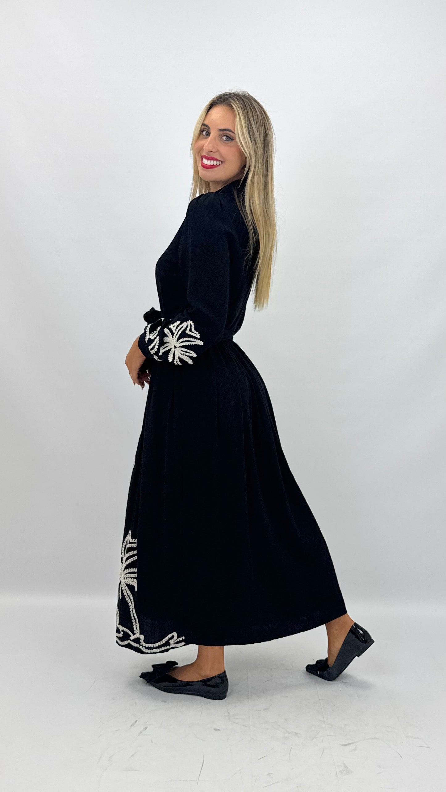 Vestido midi preto com bordado relevo pérola