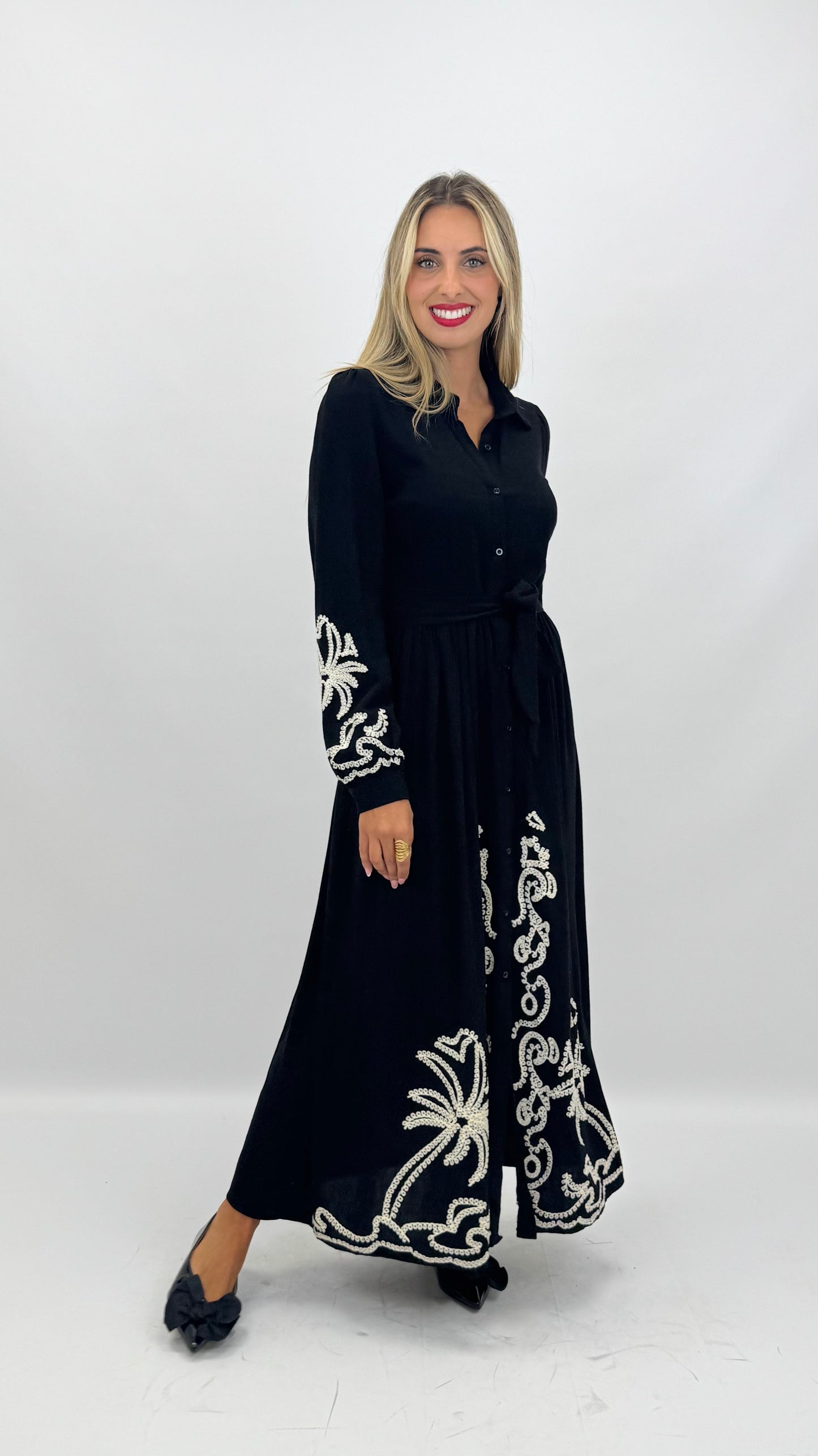 Vestido midi preto com bordado relevo pérola