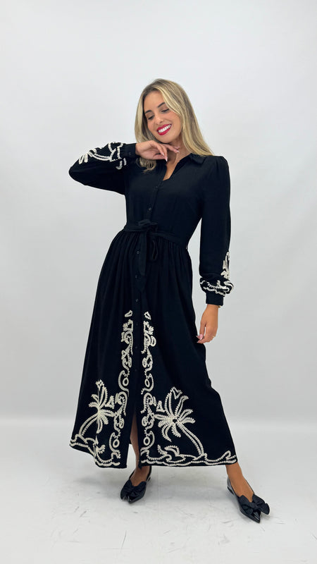 Vestido midi preto com bordado relevo pérola