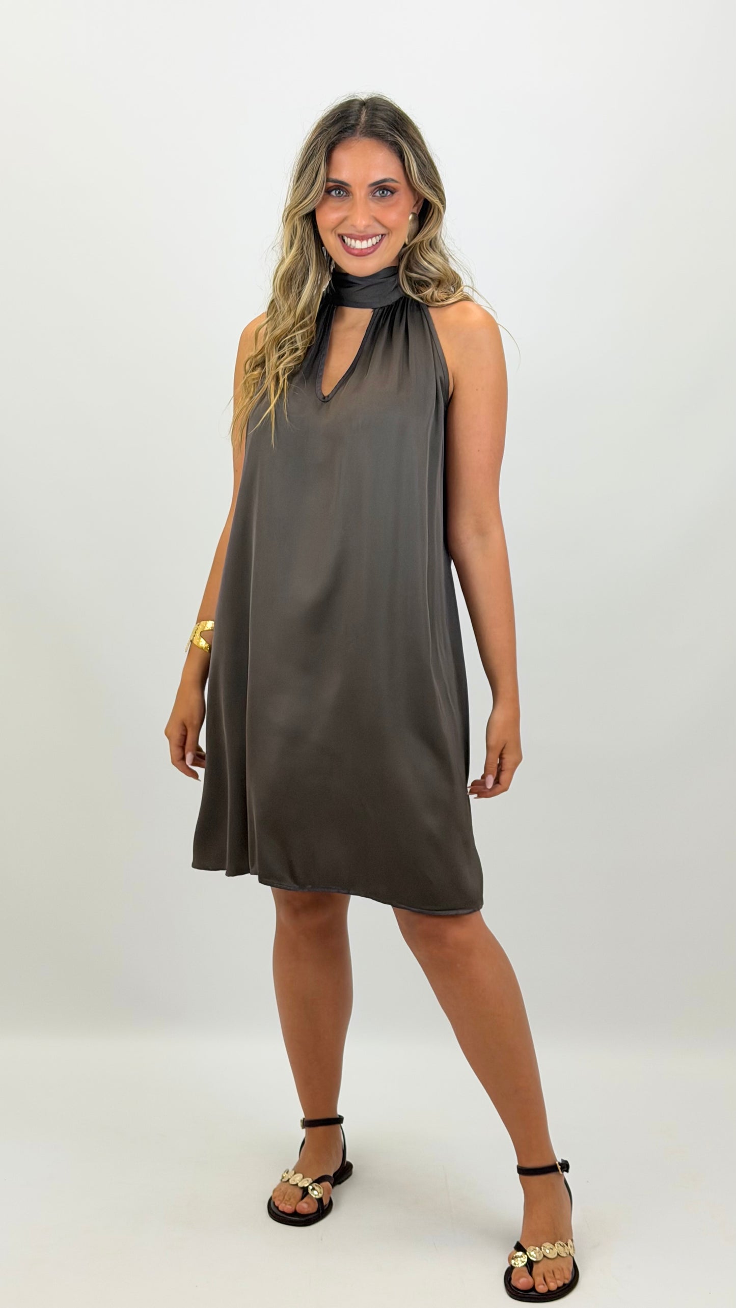 Vestido curto tecido acetinado castanho