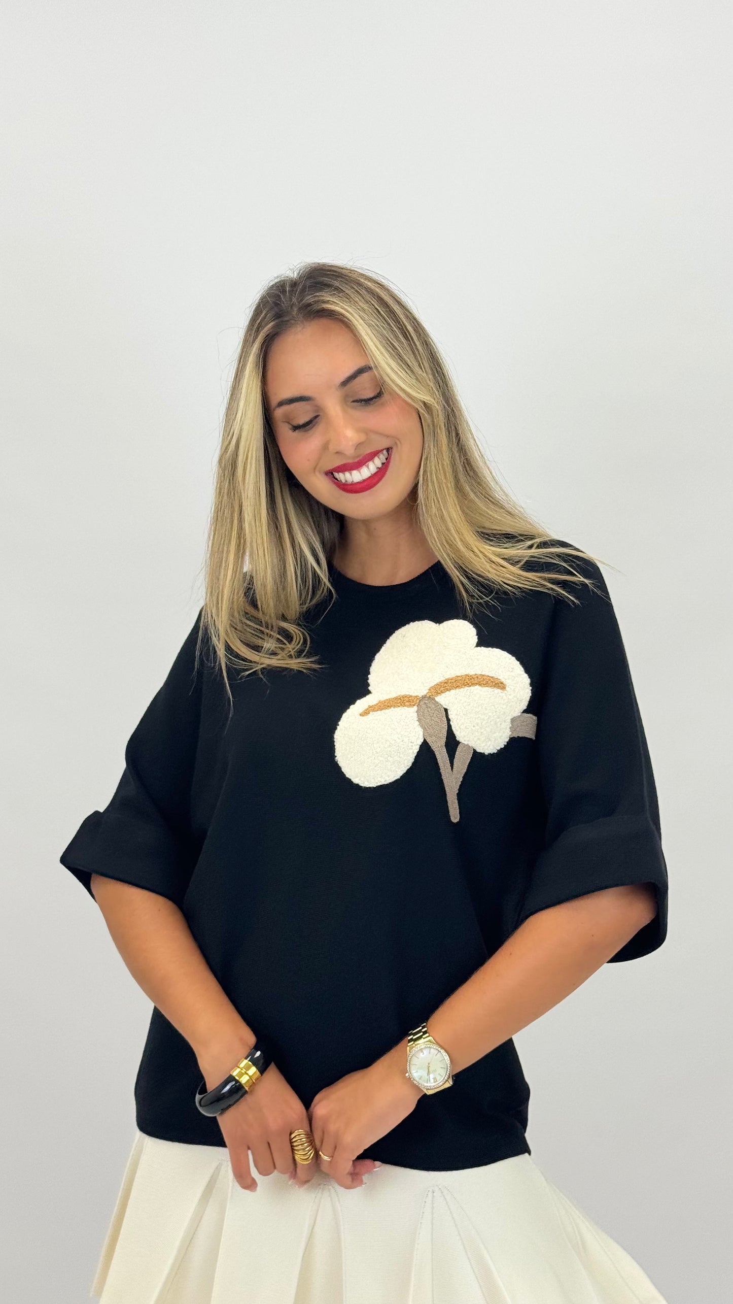 Camisola malha preto com bordado flor