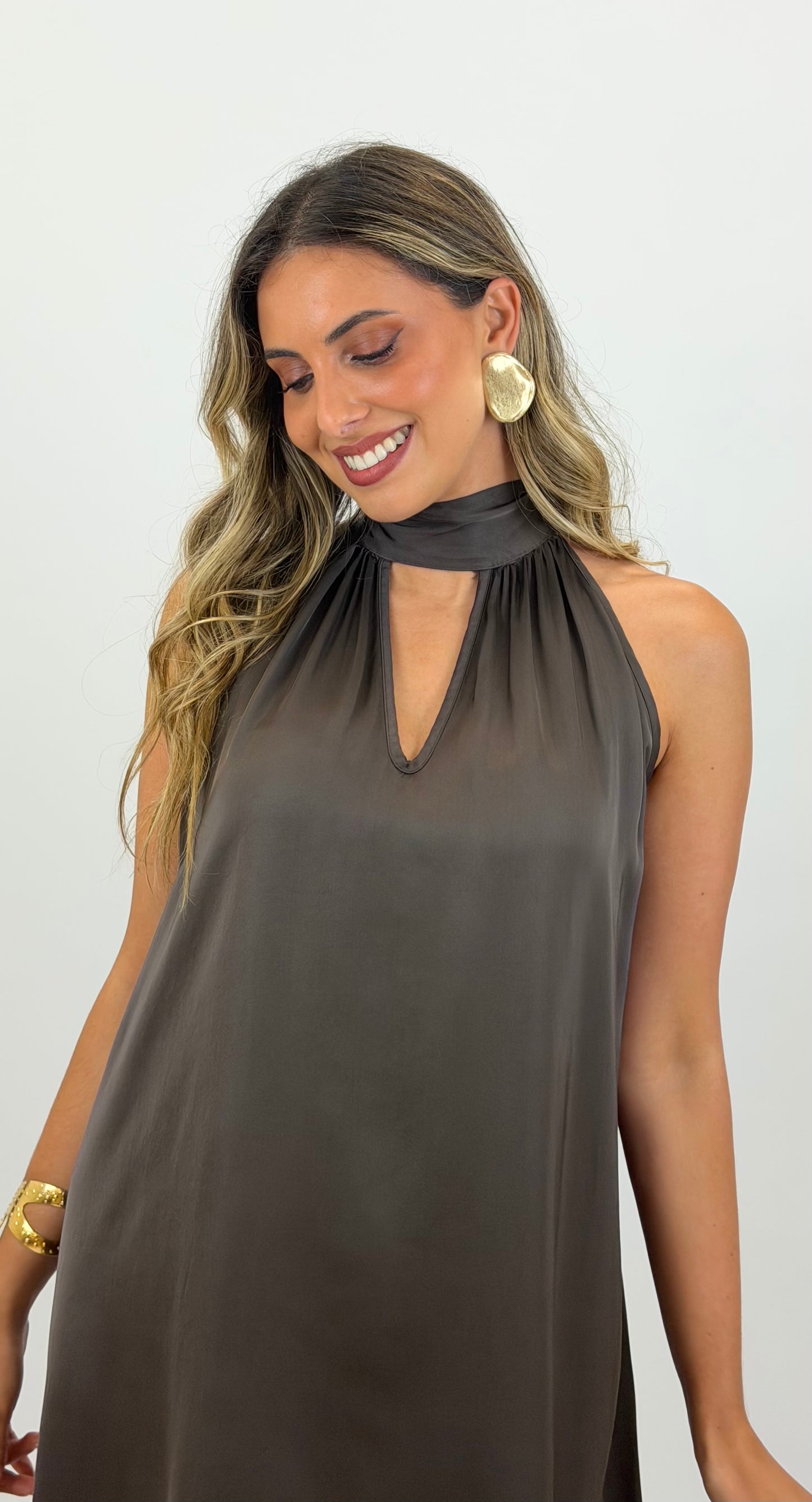 Vestido curto tecido acetinado castanho