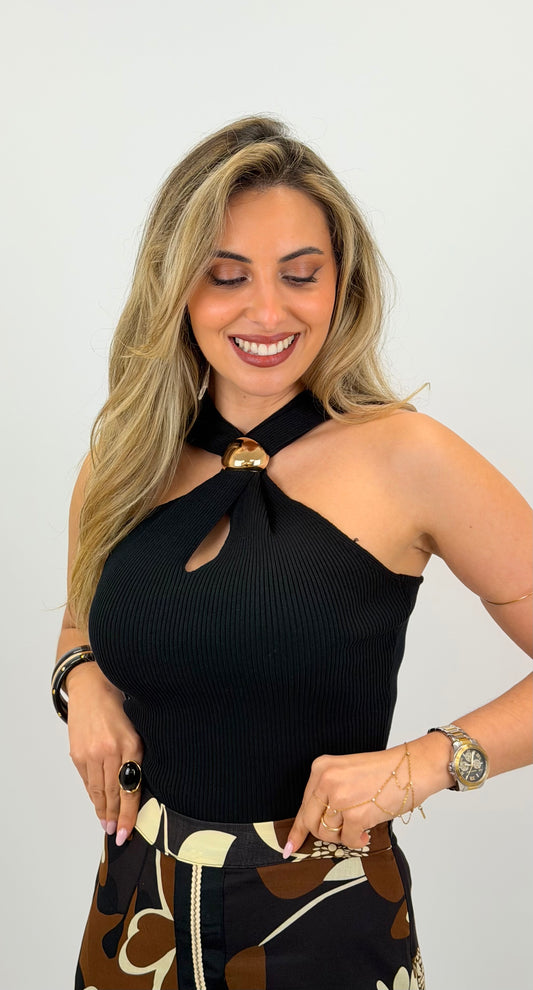 Top justo malha canelada preto com pormenor dourado