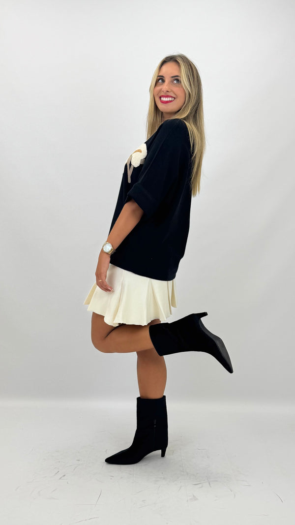 Camisola malha preto com bordado flor hover